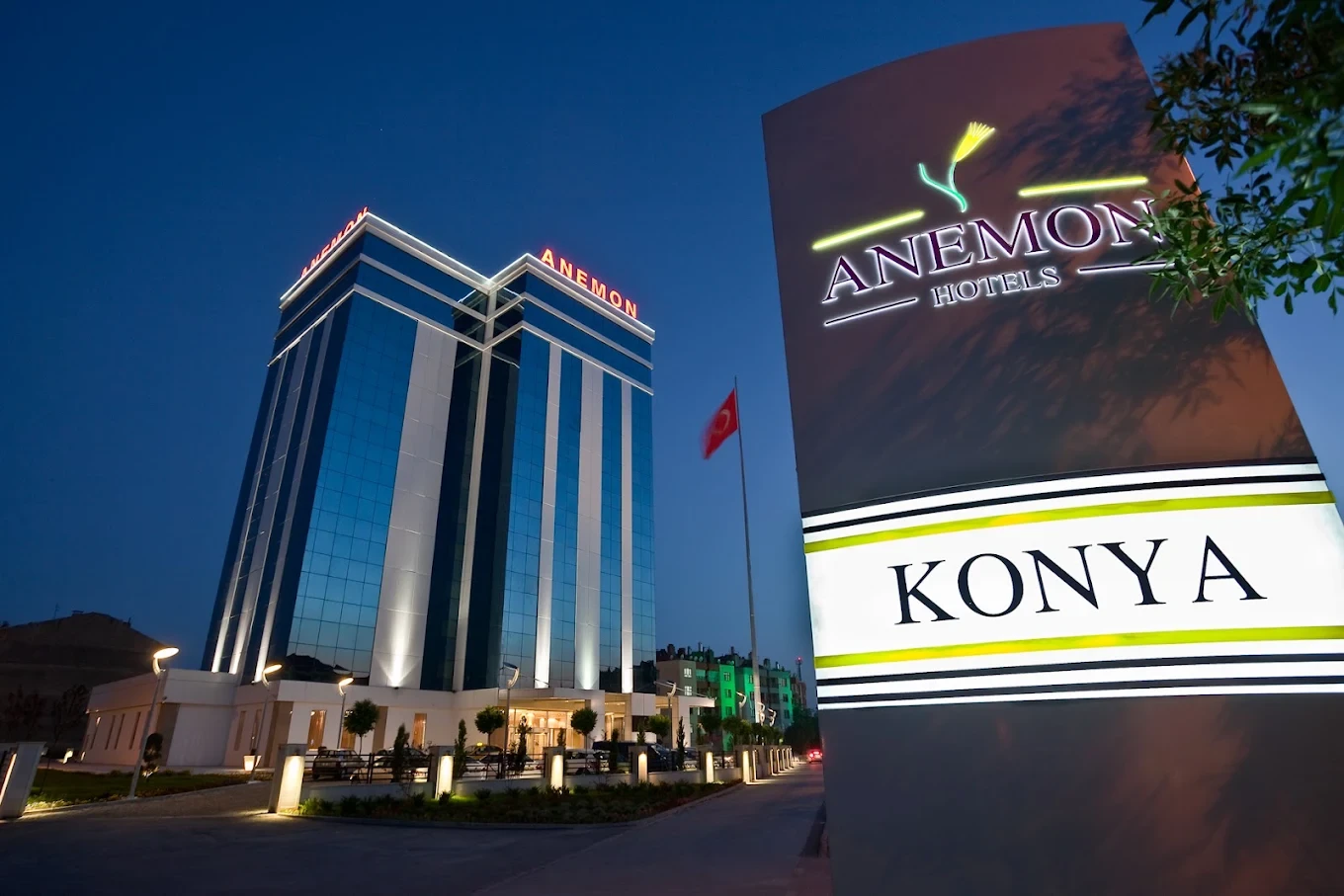 Anemon Grand Konya’nın geceden dış görünümü