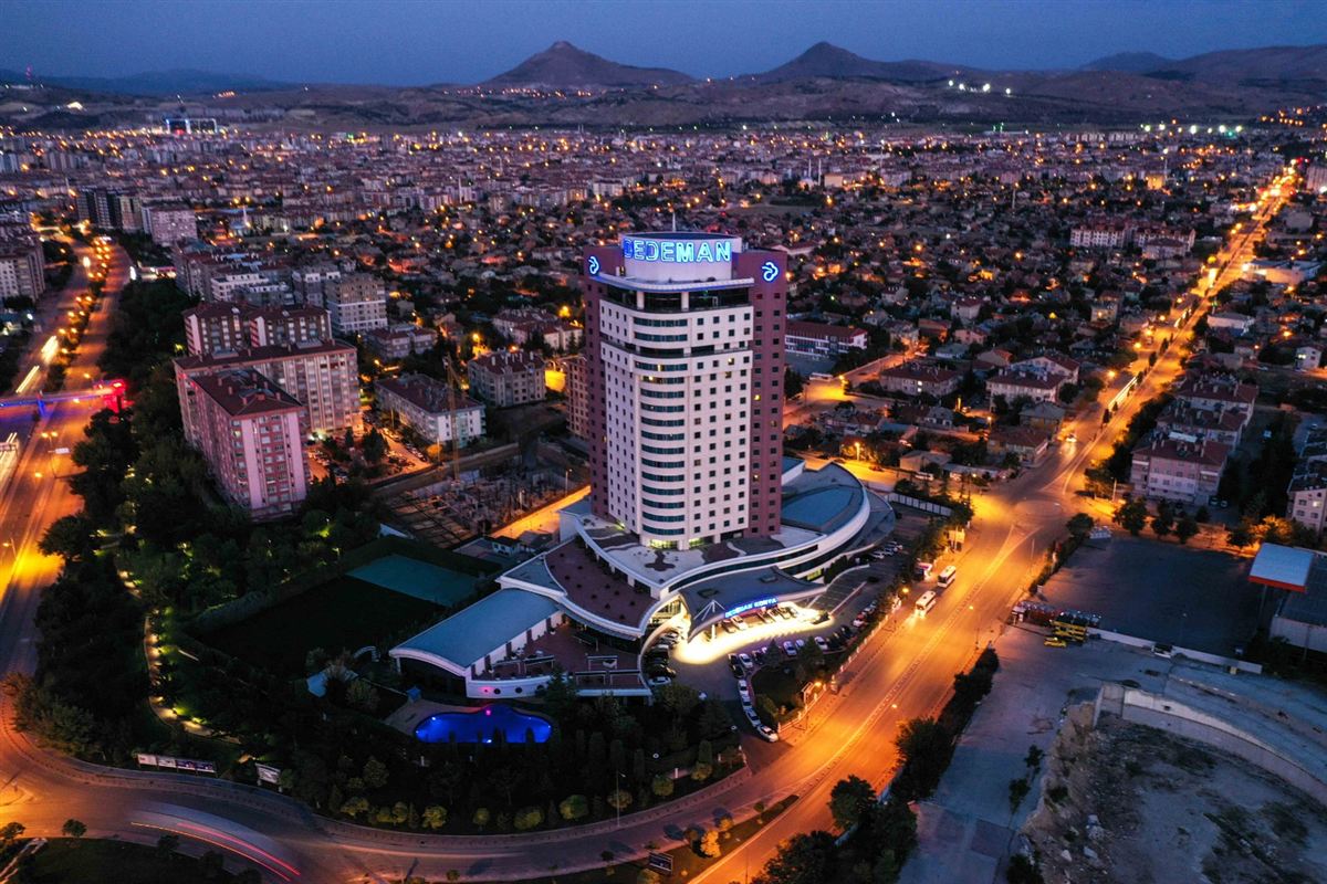 Dedeman Konya Hotel & Convention Center’ın geceden görünümü